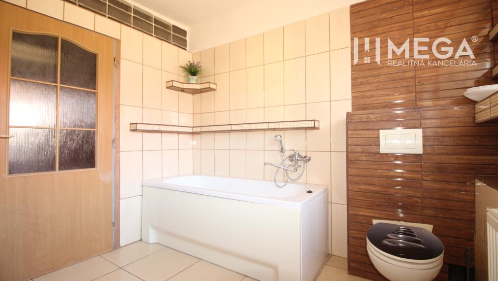 NA PREDAJ: Priestranný dvojgeneračný rodinný dom - Valaliky