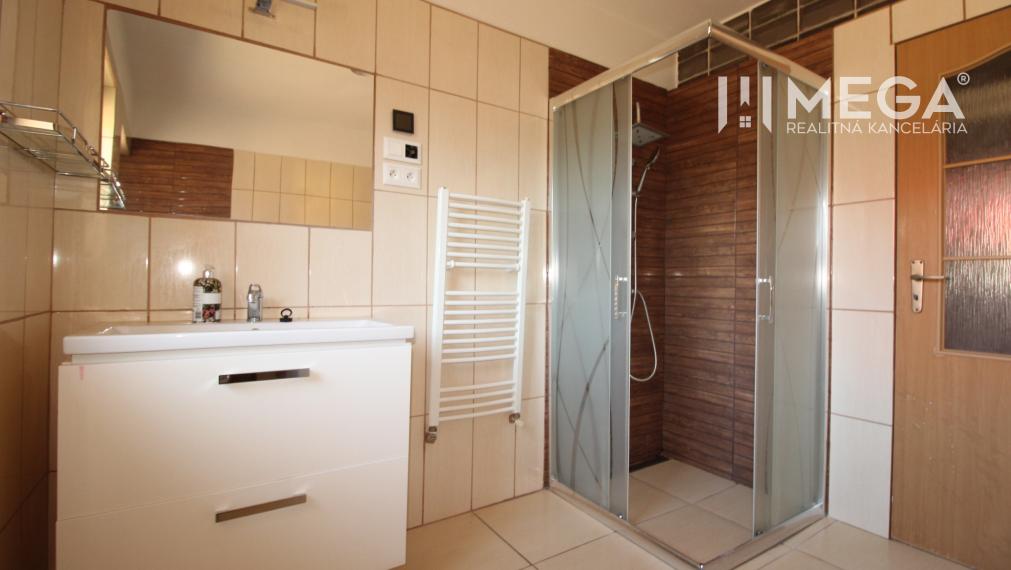 NA PREDAJ: Priestranný dvojgeneračný rodinný dom - Valaliky