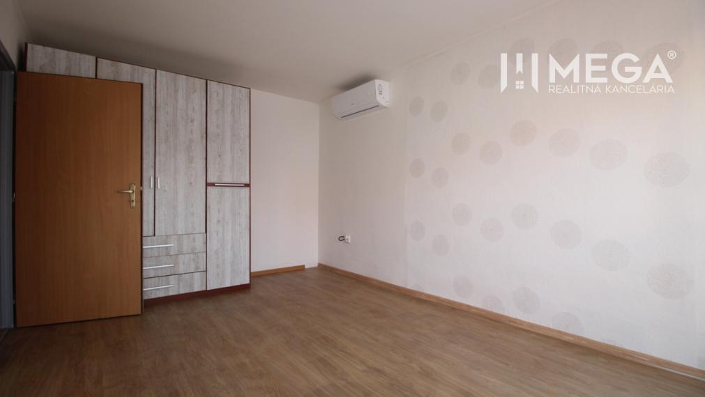 NA PREDAJ: Priestranný dvojgeneračný rodinný dom - Valaliky