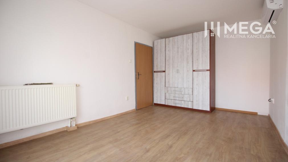 NA PREDAJ: Priestranný dvojgeneračný rodinný dom - Valaliky