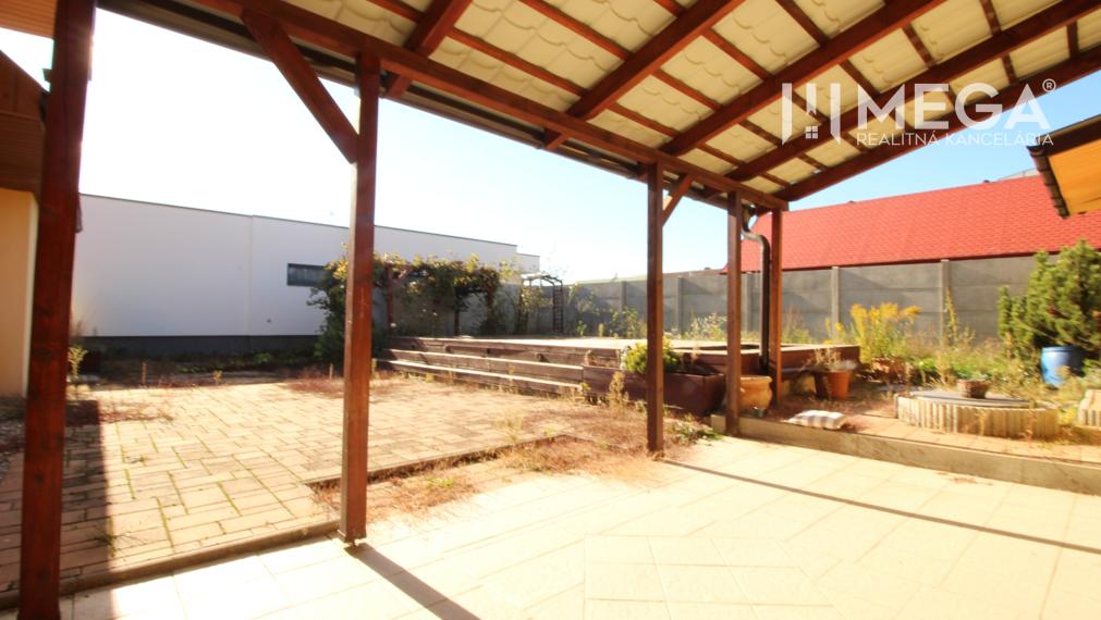 NA PREDAJ: Priestranný dvojgeneračný rodinný dom - Valaliky