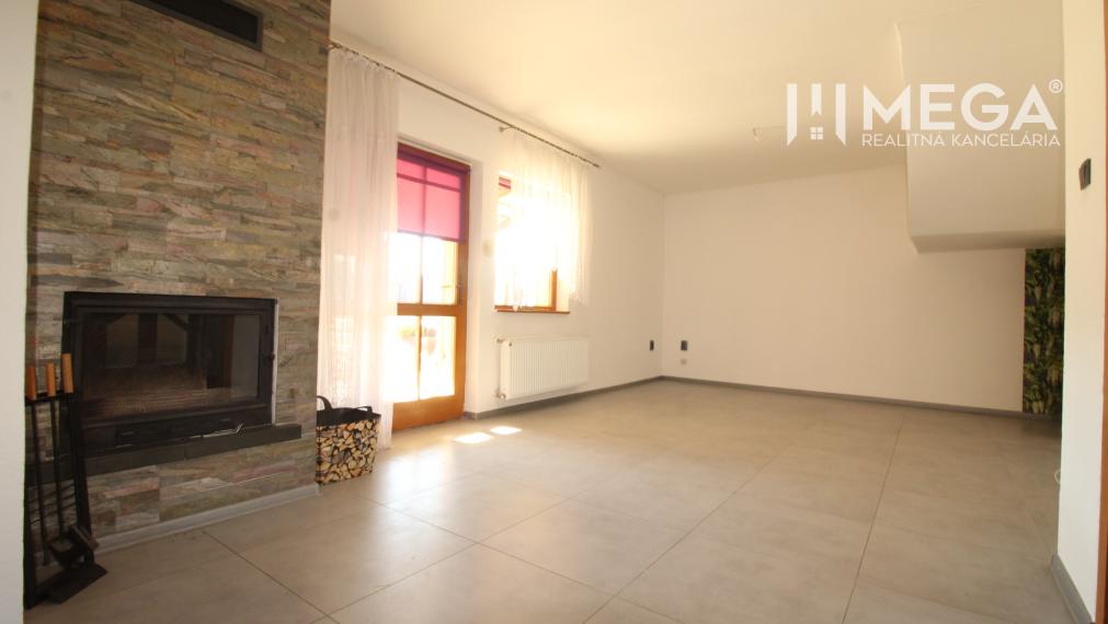 NA PREDAJ: Priestranný dvojgeneračný rodinný dom - Valaliky