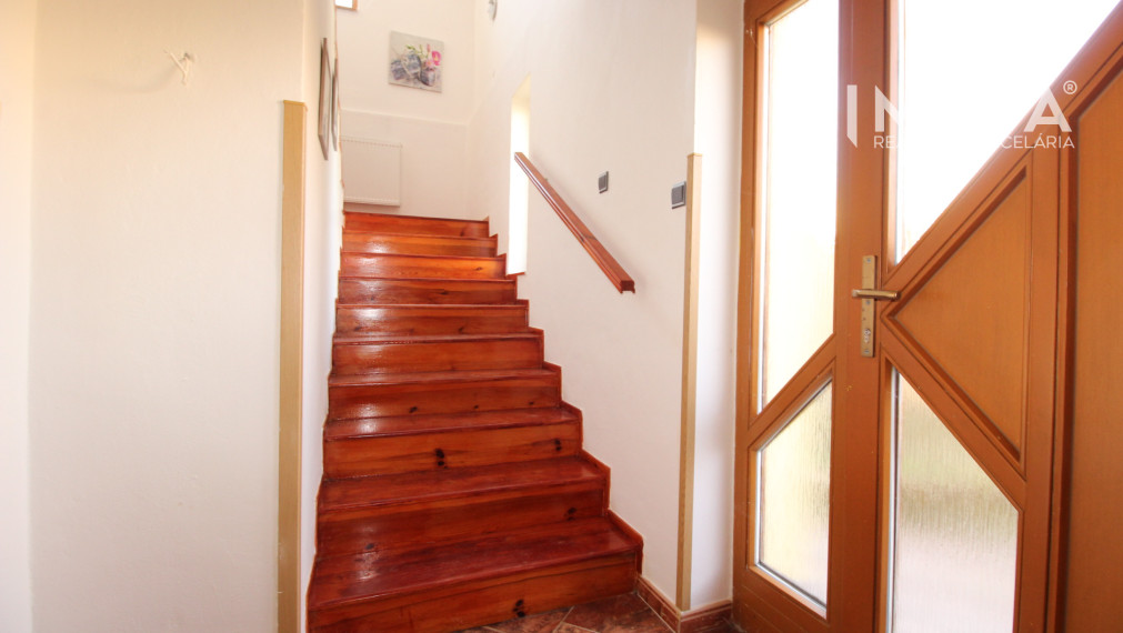 NA PREDAJ: Priestranný dvojgeneračný rodinný dom - Valaliky