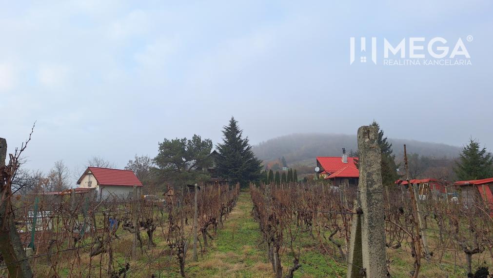 EXKLUZÍVNE NA PREDAJ Chata bez nutnosti investícií - VINNÉ