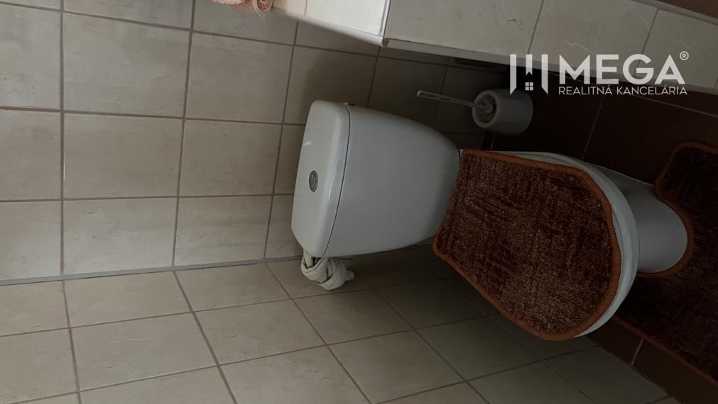 Mega realitná kancelária ponúka na predaj dom v Snine na Jesenského ulici