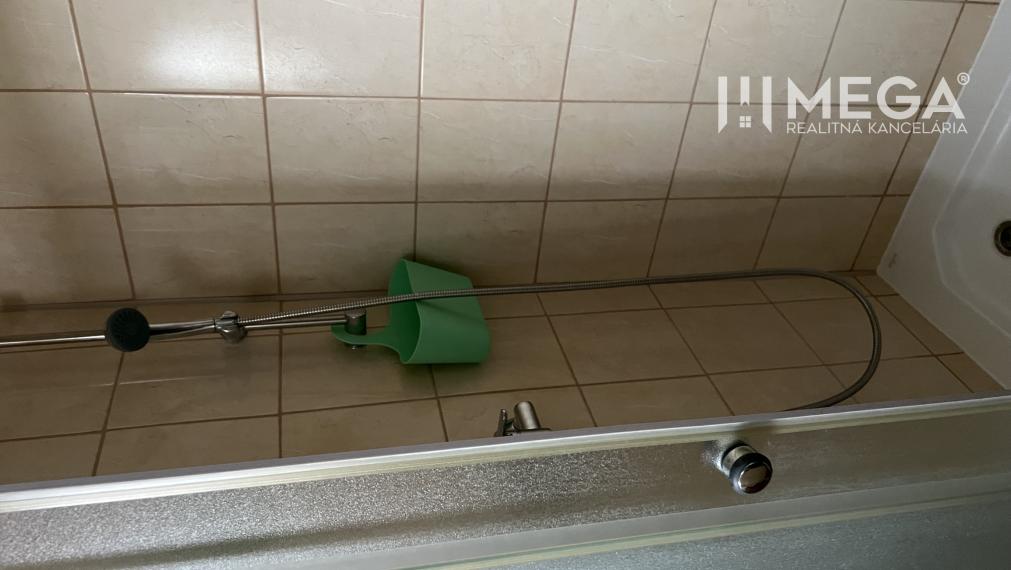 Mega realitná kancelária ponúka na predaj dom v Snine na Jesenského ulici