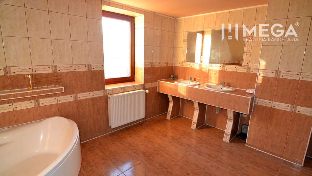 Na prenájom priestranný rodinný dom v obci Modra nad Cirochou