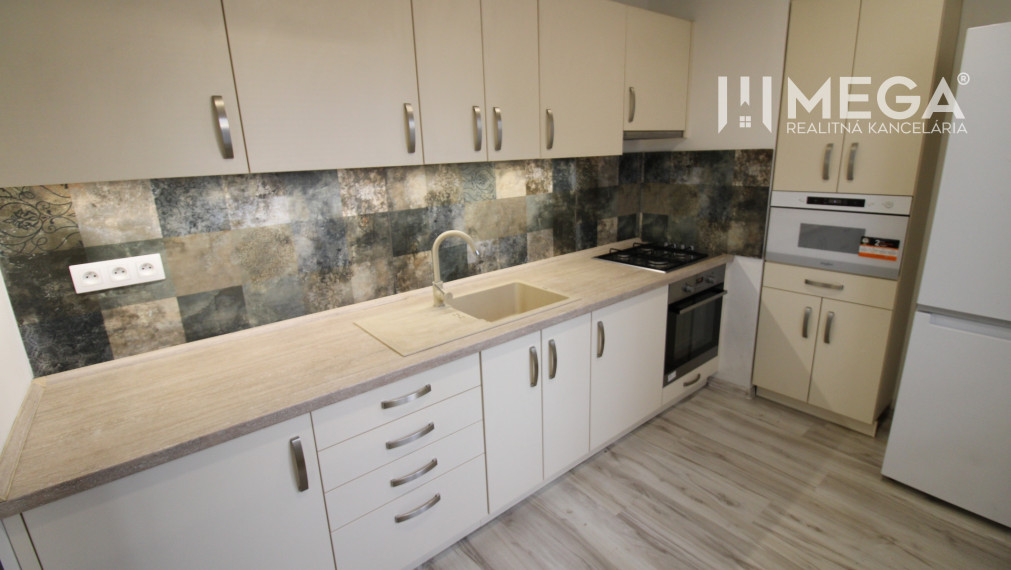 Na prenájom zrekonštruovaný 2 izbový byt v centre mesta Humenné