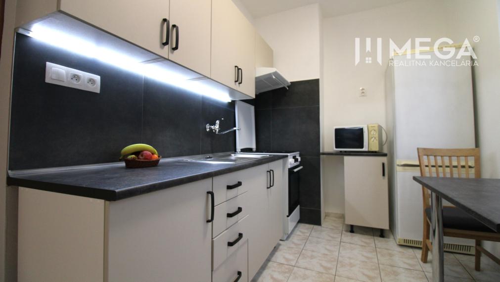 NA PRENÁJOM 4-IZBOVÝ BYT PO REKONŠTRUKCII V CENTRE HUMENNÉHO