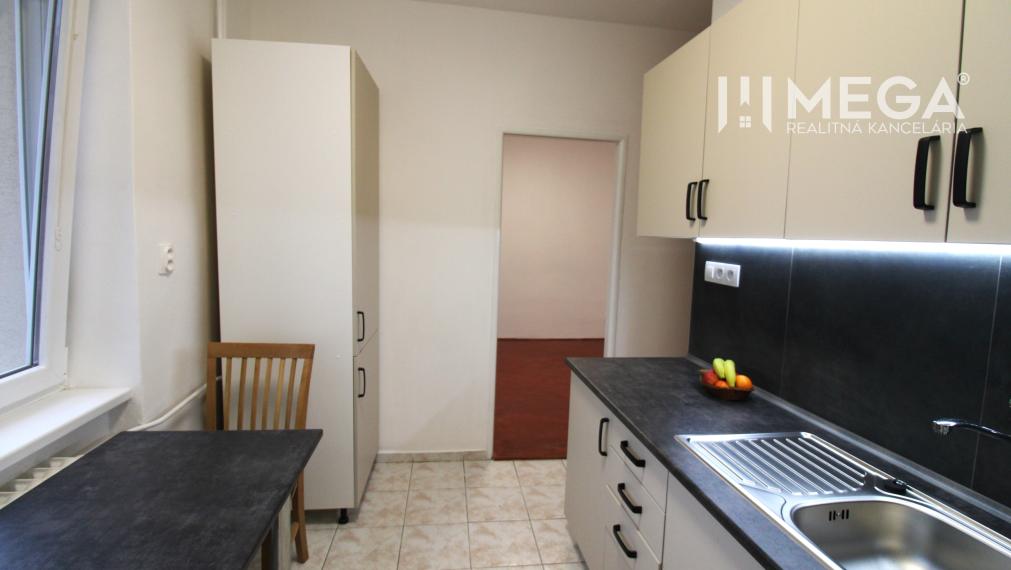 NA PRENÁJOM 4-IZBOVÝ BYT PO REKONŠTRUKCII V CENTRE HUMENNÉHO