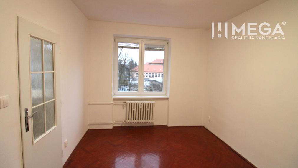 NA PRENÁJOM 4-IZBOVÝ BYT PO REKONŠTRUKCII V CENTRE HUMENNÉHO