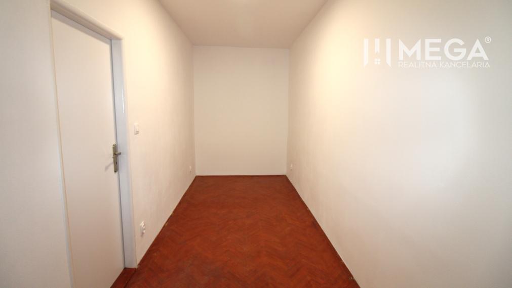 NA PRENÁJOM 4-IZBOVÝ BYT PO REKONŠTRUKCII V CENTRE HUMENNÉHO