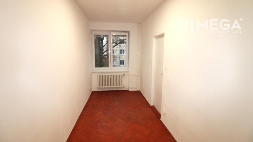 NA PRENÁJOM 4-IZBOVÝ BYT PO REKONŠTRUKCII V CENTRE HUMENNÉHO