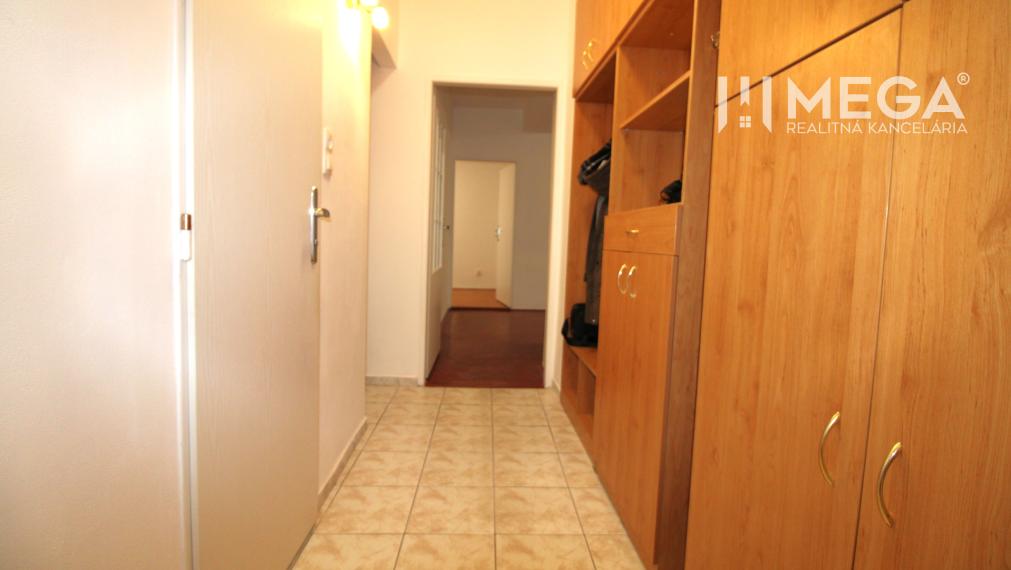 NA PRENÁJOM 4-IZBOVÝ BYT PO REKONŠTRUKCII V CENTRE HUMENNÉHO