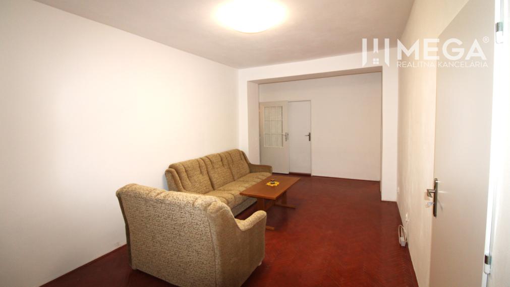 NA PRENÁJOM 4-IZBOVÝ BYT PO REKONŠTRUKCII V CENTRE HUMENNÉHO