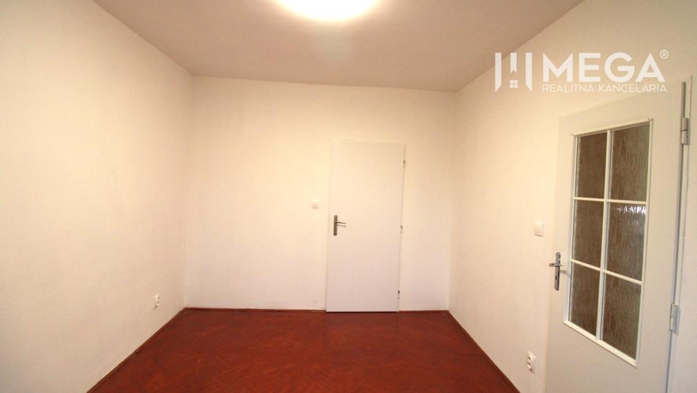 NA PRENÁJOM 4-IZBOVÝ BYT PO REKONŠTRUKCII V CENTRE HUMENNÉHO