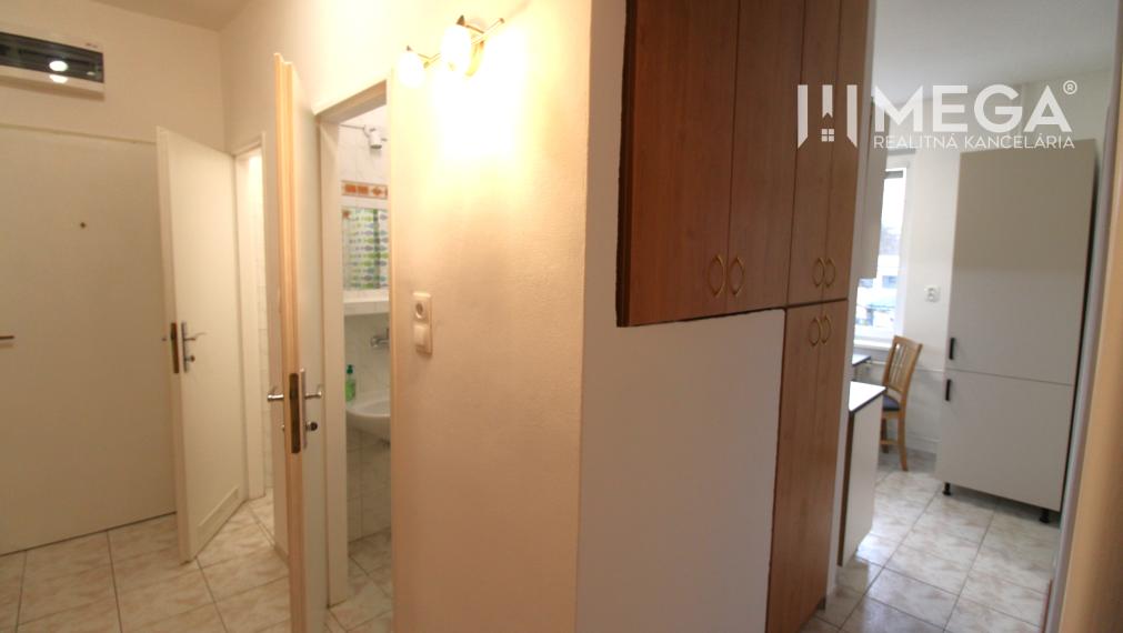 NA PRENÁJOM 4-IZBOVÝ BYT PO REKONŠTRUKCII V CENTRE HUMENNÉHO