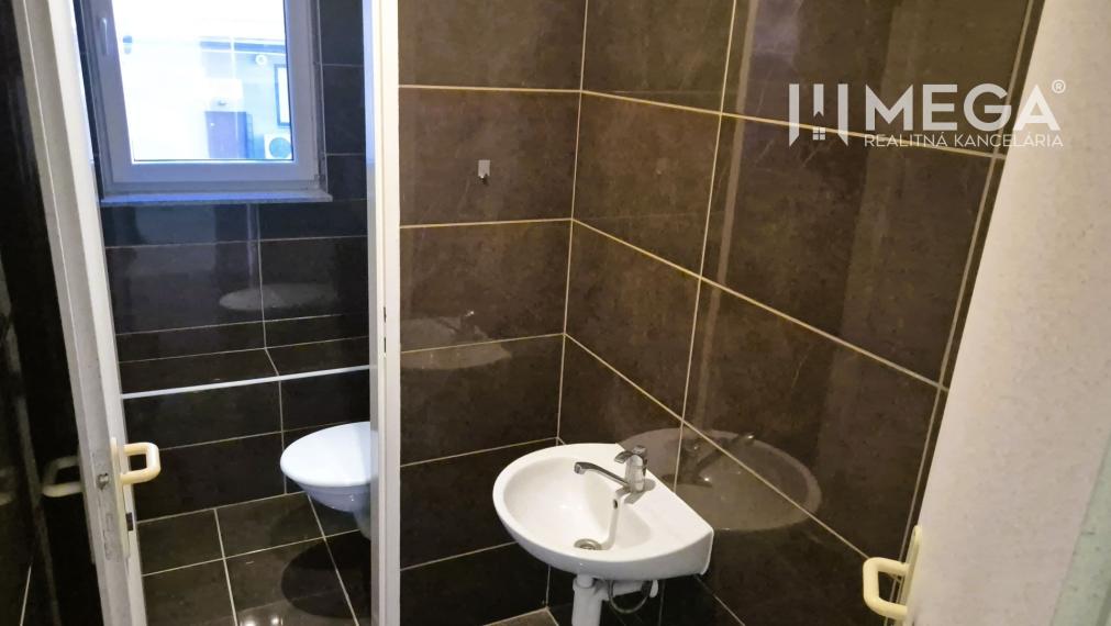 PRENÁJOM obchodného priestoru v centre Humenného (74 m2)