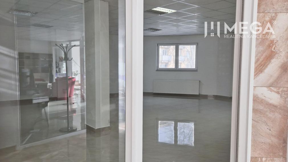 PRENÁJOM obchodného priestoru v centre Humenného (74 m2)