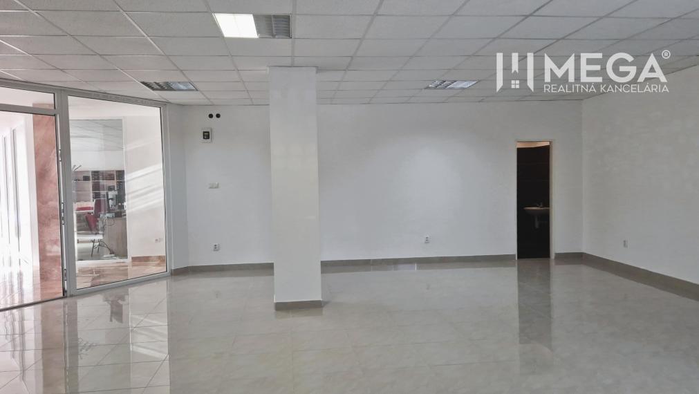 PRENÁJOM obchodného priestoru v centre Humenného (74 m2)