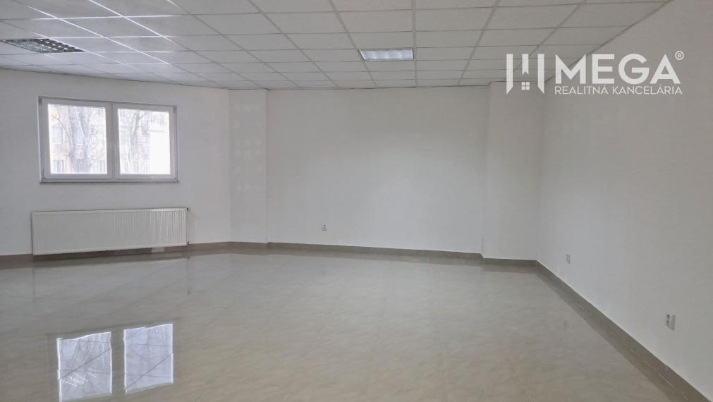 PRENÁJOM obchodného priestoru v centre Humenného (74 m2)