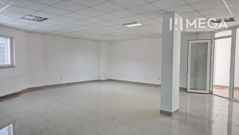 PRENÁJOM obchodného priestoru v centre Humenného (74 m2)