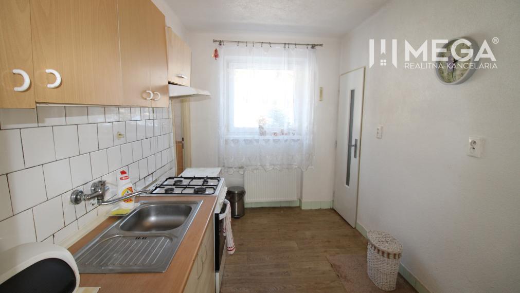 Na predaj - 3izbový byt s pozemkom a garážou v meste Humenné