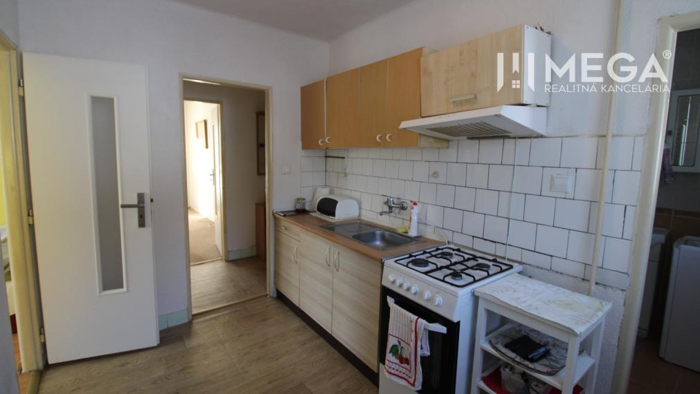 Na predaj - 3izbový byt s pozemkom a garážou v meste Humenné