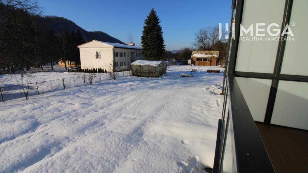 Na predaj - 3izbový byt s pozemkom a garážou v meste Humenné