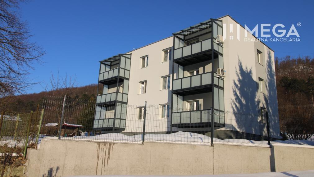 Na predaj - 3izbový byt s pozemkom a garážou v meste Humenné