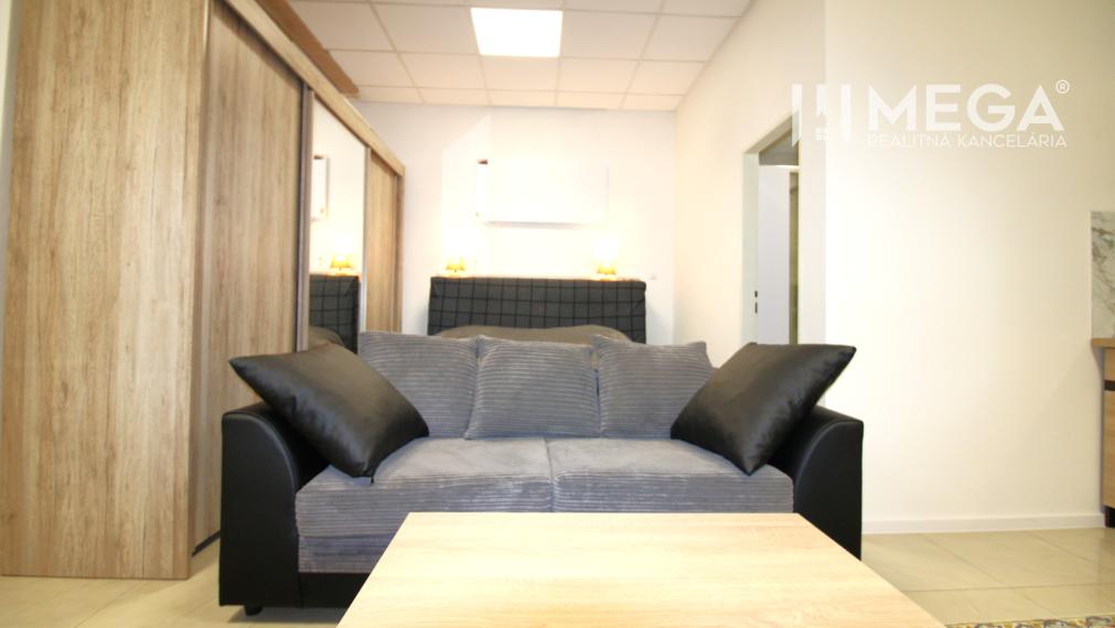 NA PRENÁJOM VEĽKÝ 1-IZBOVÝ BYT S VLASTNÝM PARKOVANÍM HUMENNÉ