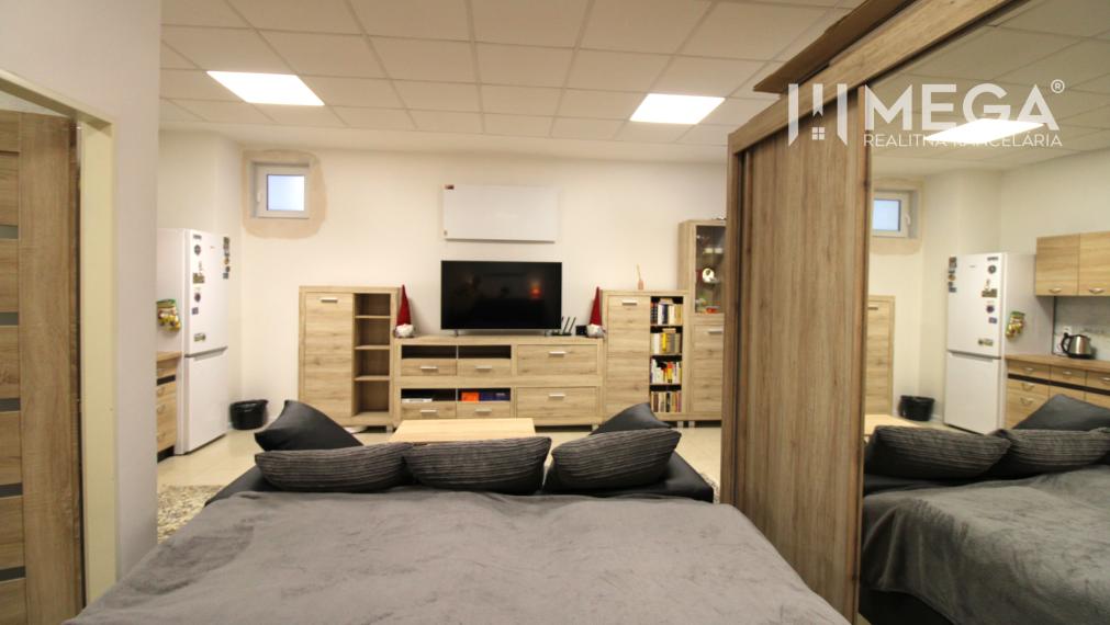 NA PRENÁJOM VEĽKÝ 1-IZBOVÝ BYT S VLASTNÝM PARKOVANÍM HUMENNÉ