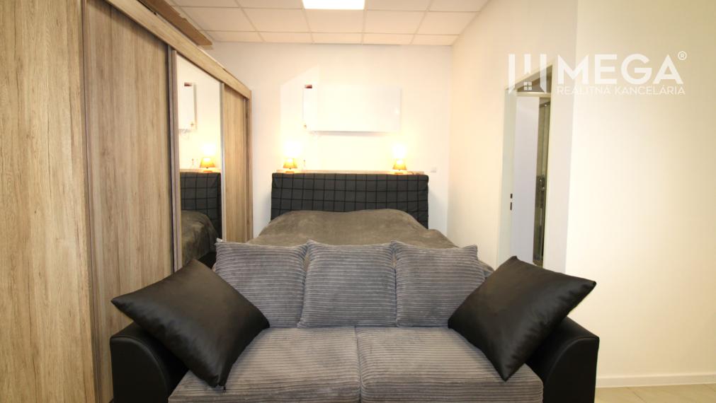 NA PRENÁJOM VEĽKÝ 1-IZBOVÝ BYT S VLASTNÝM PARKOVANÍM HUMENNÉ