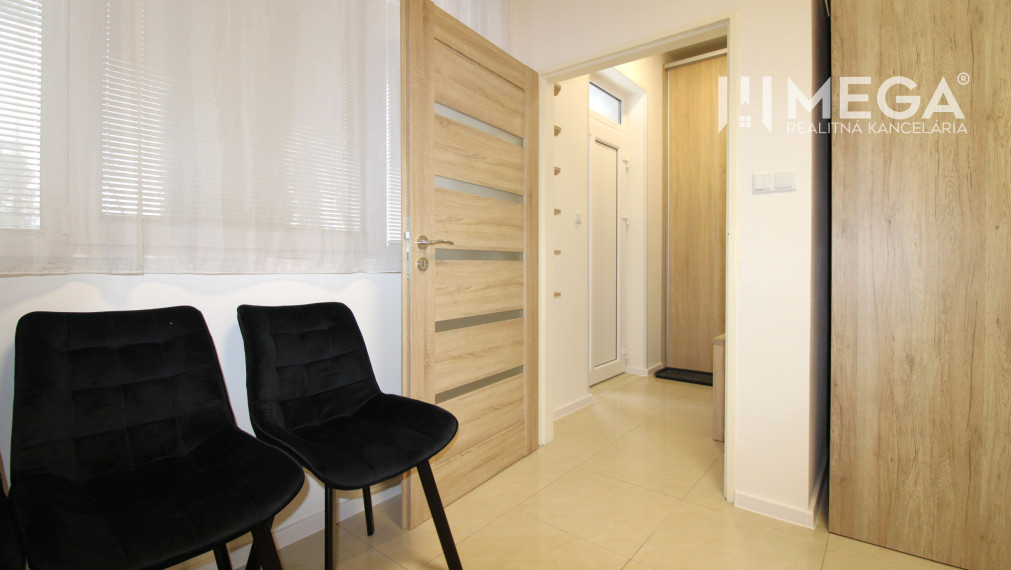 NOVÁ CENA NA PRENÁJOM VEĽKÝ 1-IZBOVÝ BYT S PARKOVANÍM HUMENNÉ