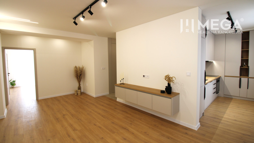 REZERVOVANÝ NADČASOVÝ 2-IZBOVÝ BYT S BALKÓNOM - HUMENNÉ
