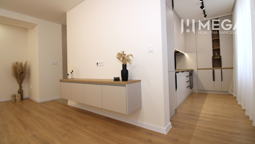 REZERVOVANÝ NADČASOVÝ 2-IZBOVÝ BYT S BALKÓNOM - HUMENNÉ