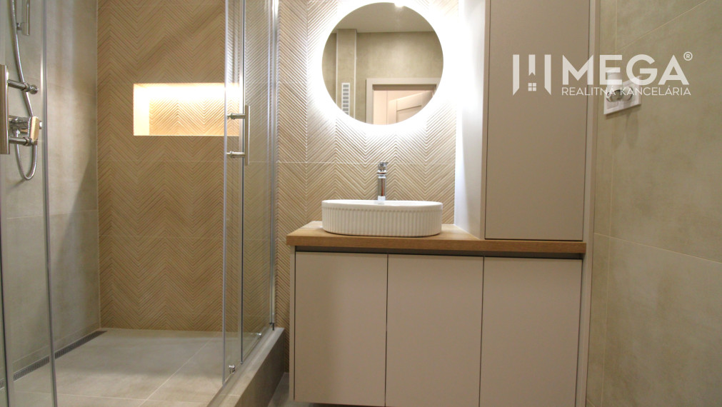 REZERVOVANÝ NADČASOVÝ 2-IZBOVÝ BYT S BALKÓNOM - HUMENNÉ