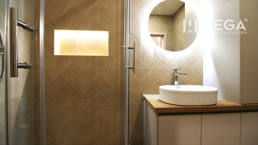 REZERVOVANÝ NADČASOVÝ 2-IZBOVÝ BYT S BALKÓNOM - HUMENNÉ