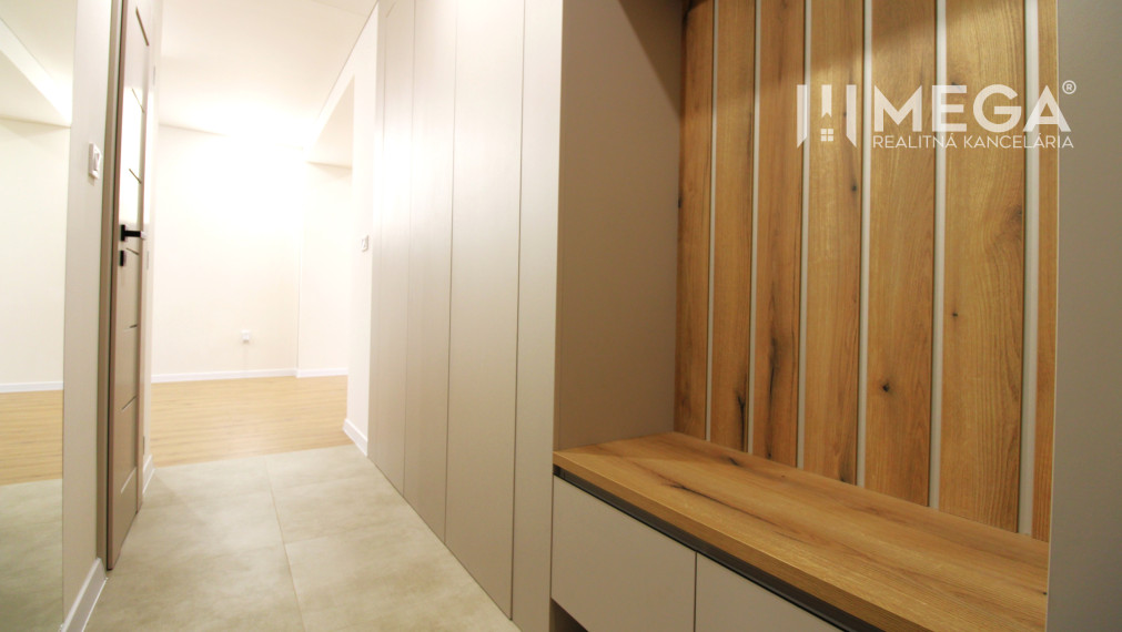 REZERVOVANÝ NADČASOVÝ 2-IZBOVÝ BYT S BALKÓNOM - HUMENNÉ