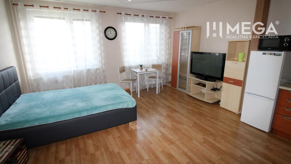 Na prenájom priestranná a zariadená garsónka v meste Humenné