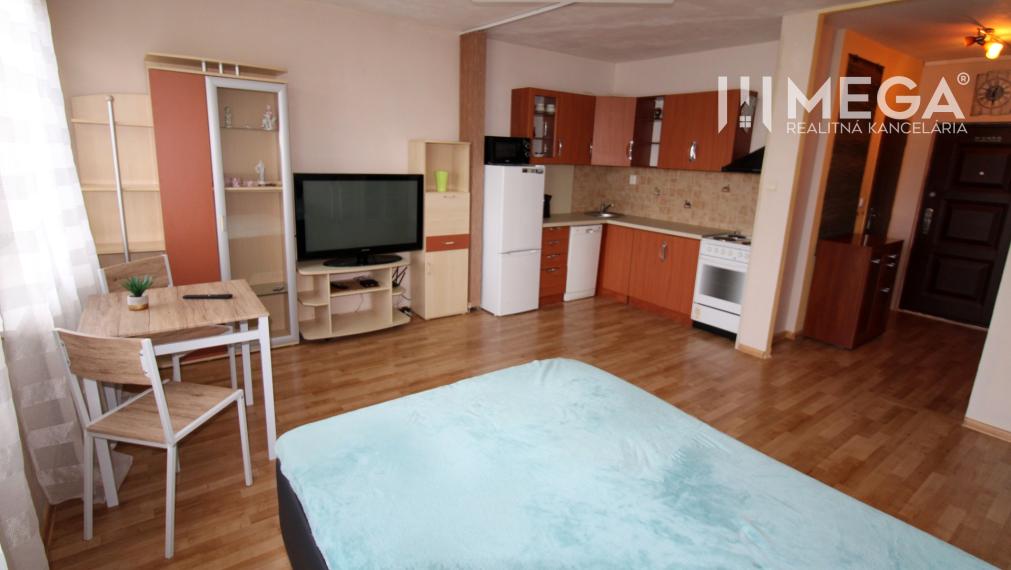Na prenájom priestranná a zariadená garsónka v meste Humenné