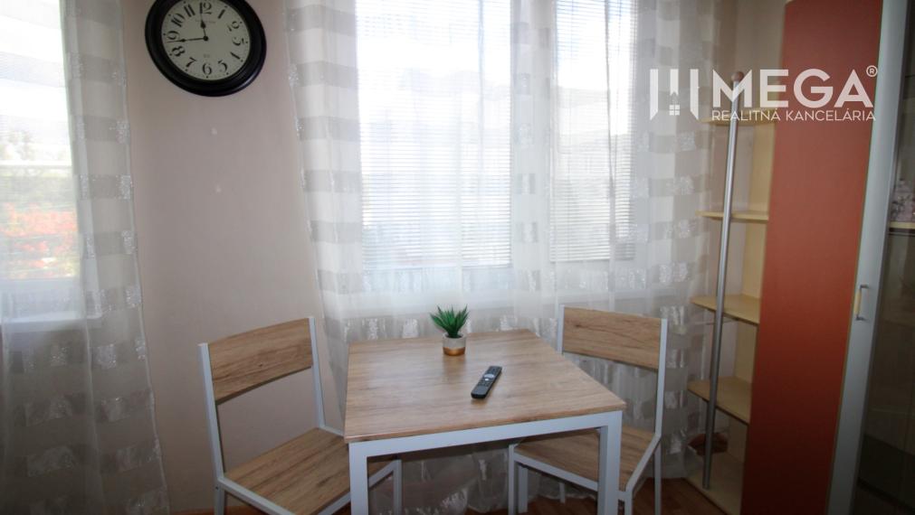 Na prenájom priestranná a zariadená garsónka v meste Humenné