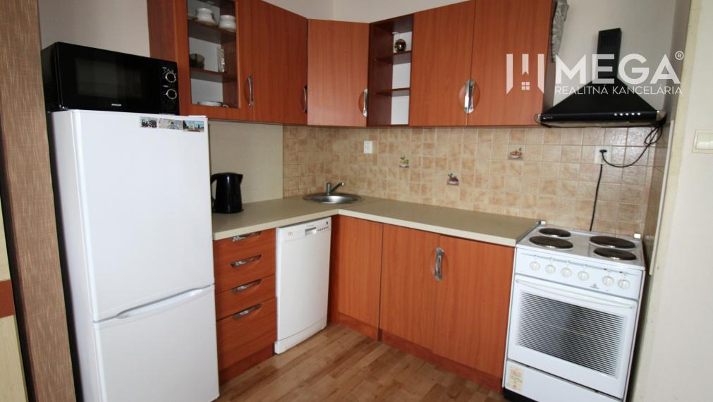 Na prenájom priestranná a zariadená garsónka v meste Humenné