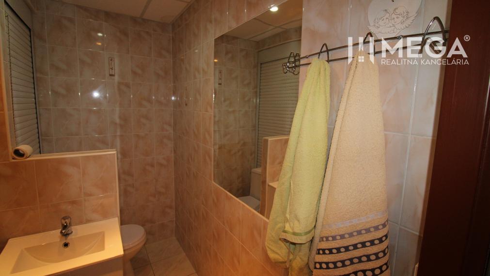 Na prenájom priestranná a zariadená garsónka v meste Humenné