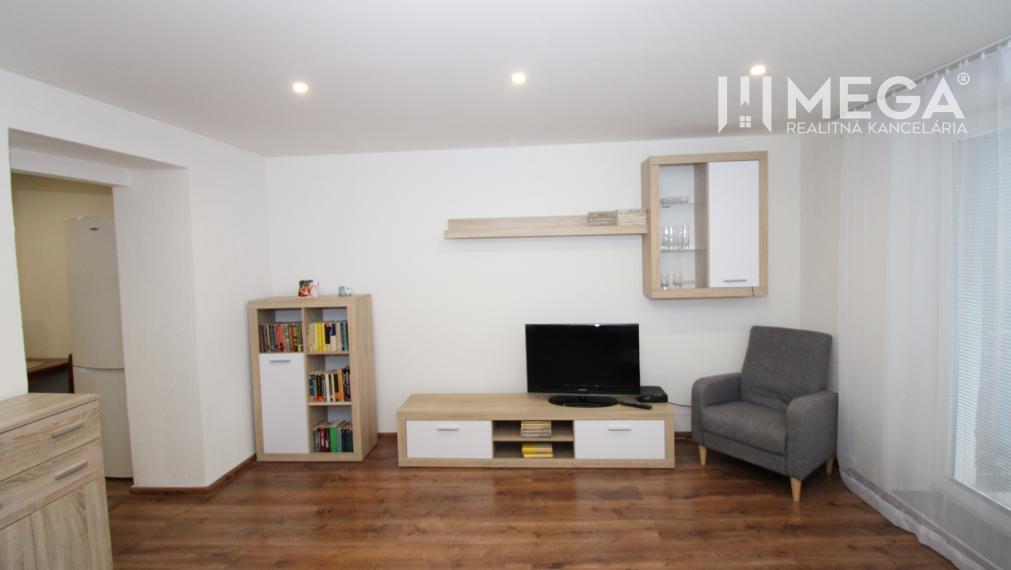 NA PRENÁJOM VEĽKÝ 2-IZBOVÝ BYT 69 m², ul. KRÁTKA, HUMENNÉ