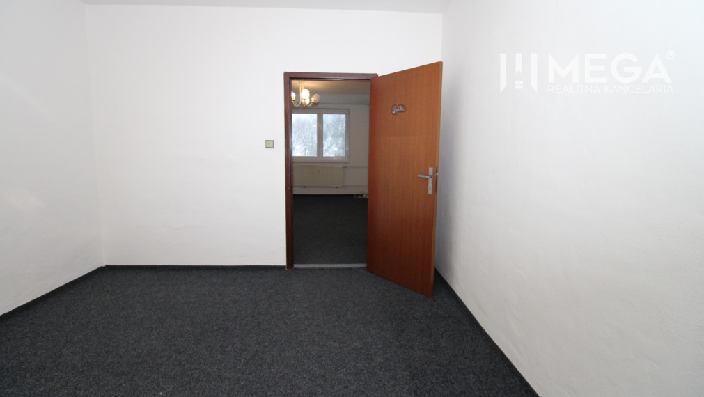 REZERVOVANÝ PRIESTRANNÝ 3-IZBOVÝ BYT S LOGGIOU - HUMENNÉ