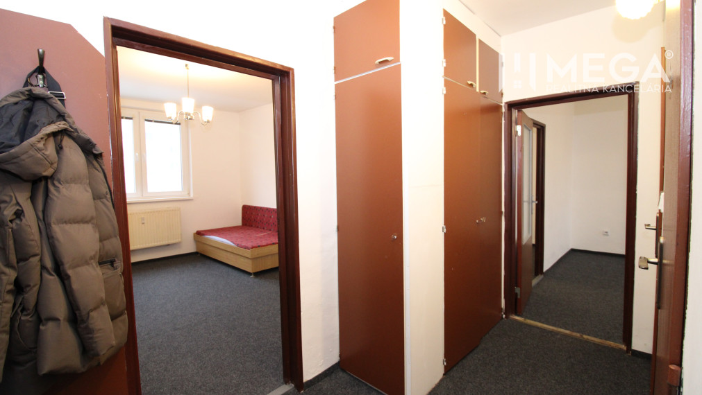 REZERVOVANÝ PRIESTRANNÝ 3-IZBOVÝ BYT S LOGGIOU - HUMENNÉ