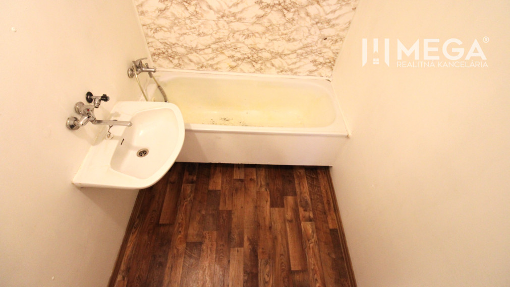 REZERVOVANÝ PRIESTRANNÝ 3-IZBOVÝ BYT S LOGGIOU - HUMENNÉ