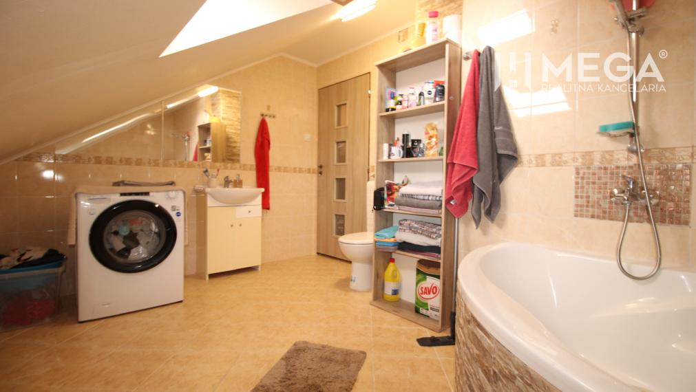 NA PREDAJ: 2-gen. Rodinný dom (2 bytové jednotky), Veľká Ida