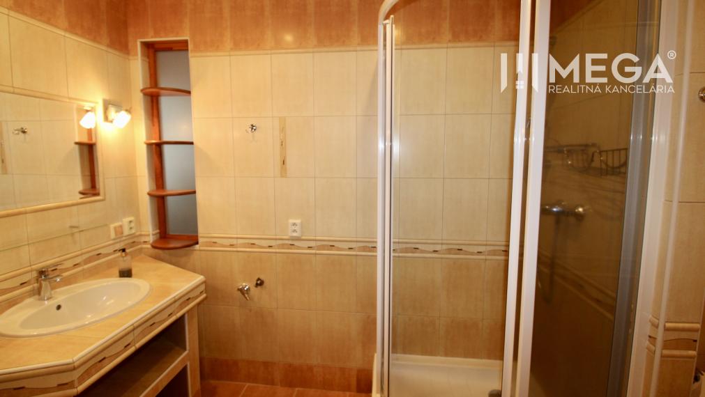 Na predaj 3 izbový byt s 2 balkónami na sidl.III v Humennom